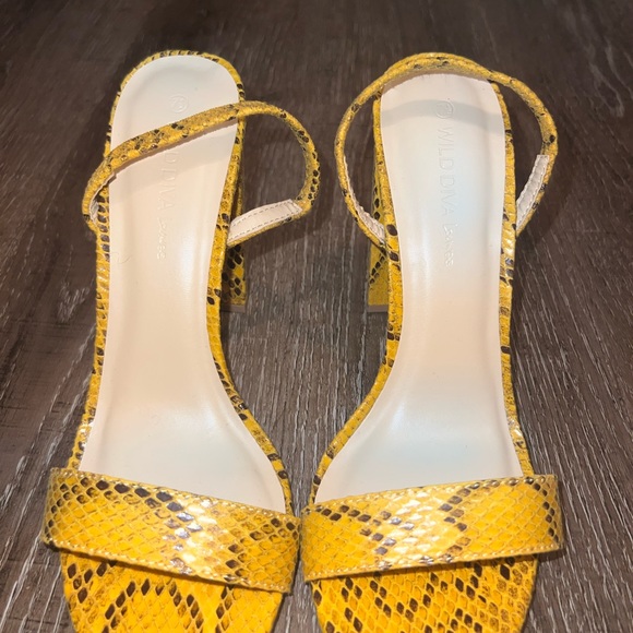 Yellow/ snake print beautiful sandal - Picture 1 of 5